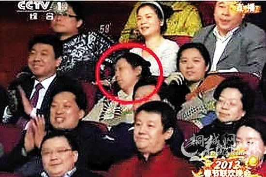 ������˯���㡱���籬�� ̨ǰĻ����������.jpg