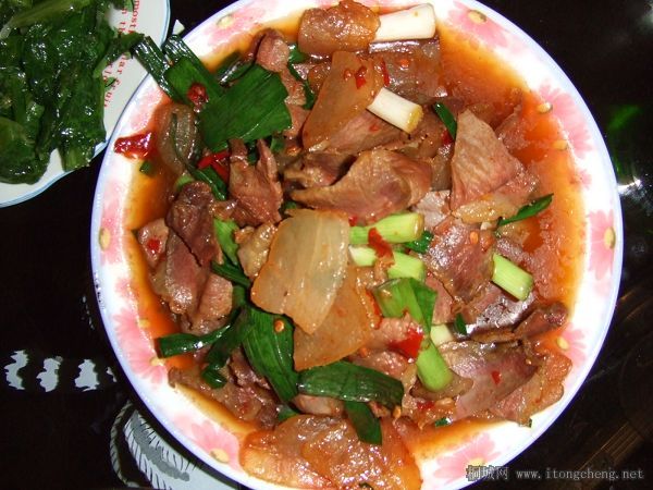 融合了贵州的做法的蜡肉炒大蒜
