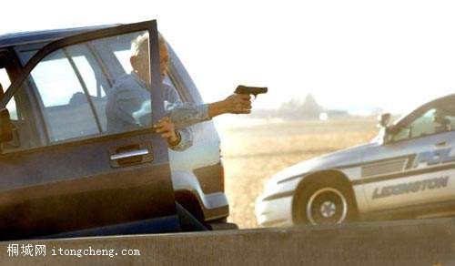 �ڸ��ٹ�·�ϣ����������أ���ǹ���š�