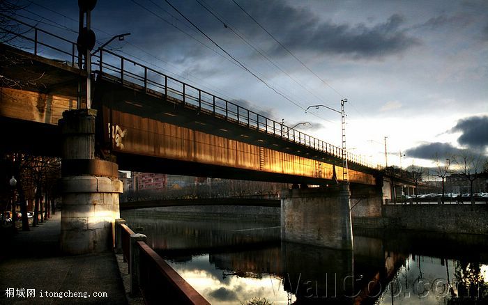 [wallcoo_com]_HDR_cityscape_Railway_bridge_over_the_Onyar_river_in_Girona.jpg
