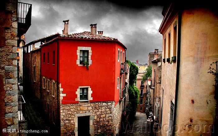 [wallcoo_com]_HDR_cityscape_yet_another_red_house_in_Girona.jpg